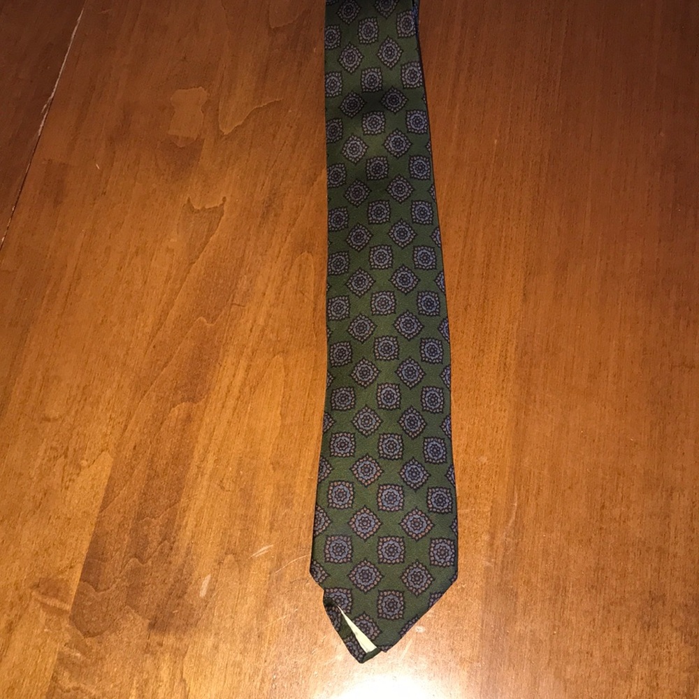 Vintage Baskin 100% silk tie hand blocked in England. Narrow (2 3/4”)width.